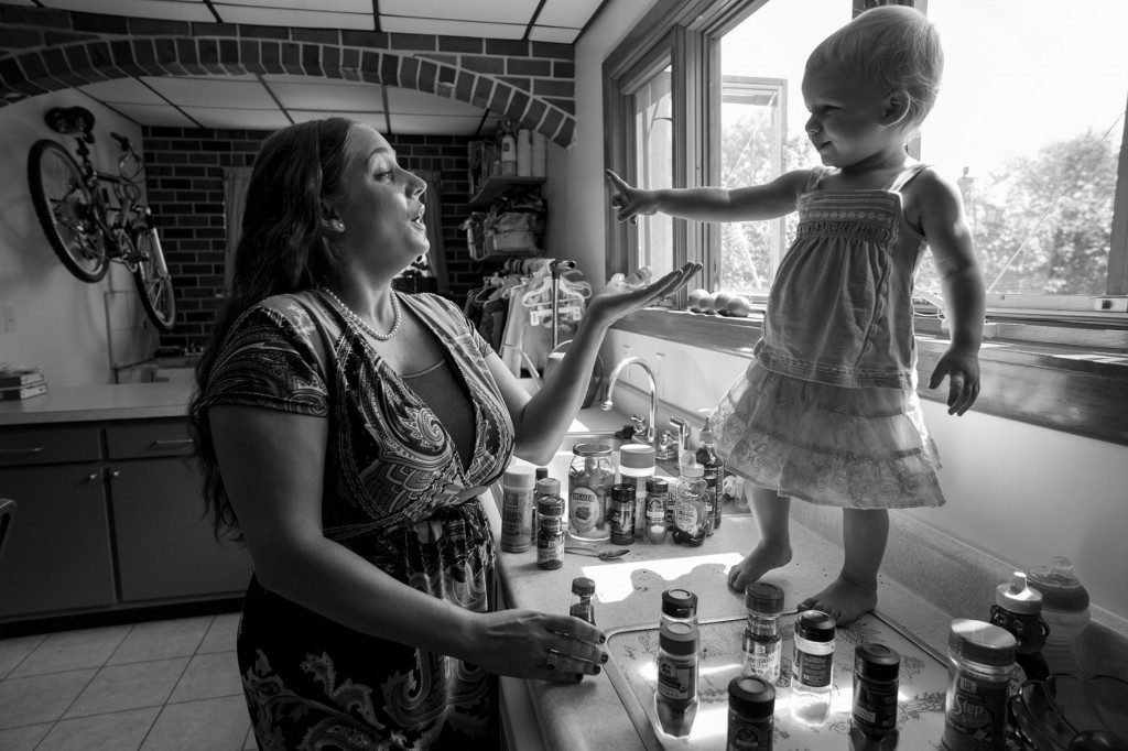 Julien Inzodda da una clase sobre especias en su cocina de Pittsburgh para estimular a su hija de 20 meses, Allie. Es una ocasión lúdica para que la niña aprenda sobre colores, texturas y sabores. El condimento favorito de Allie es la salsa picante, que describe con un «pica, pica, pica». Foto: Lynn Johnson