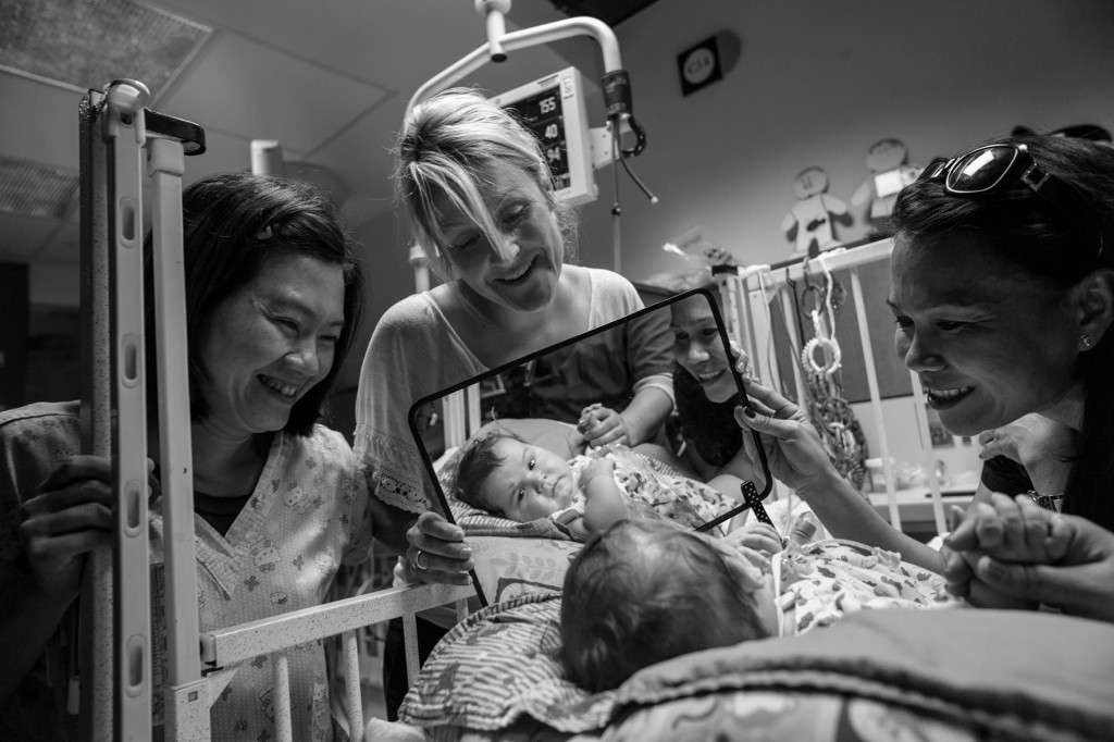 En la UCI neonatal del Hospital Infantil de Texas en Houston, Lucas Guidry, de cinco meses, observa cómo su madre, Sydney (en el centro), sostiene un espejo. Los niños que nacen prematuros o con una enfermedad tienen riesgo de sufrir retrasos cognitivos. Foto: Lynn Johnson 